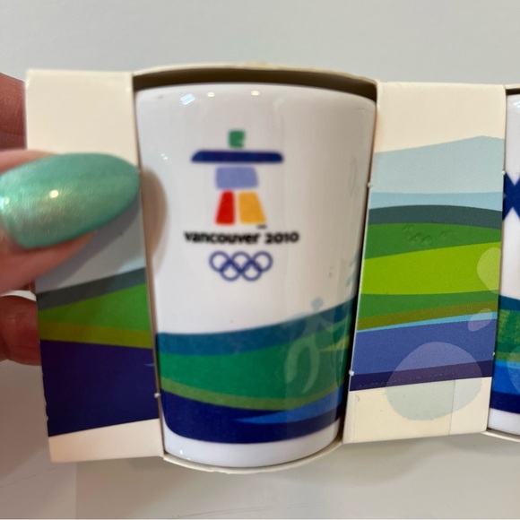 Vancouver 2010 Winter Olympics Games SHOT Glasses NIP RARE - Picture 2 of 5